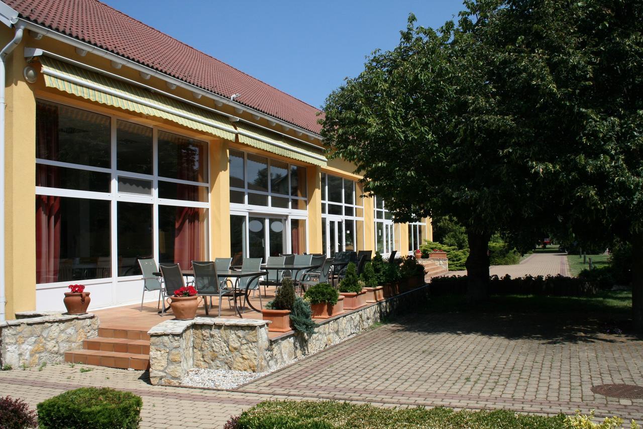 Park Hotel Es Rendezveny Centrum Babolna Exterior photo